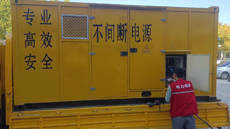 班玛柴油发电机组和UPS电源配合使用时，如何避免切换过程中的电力中断？